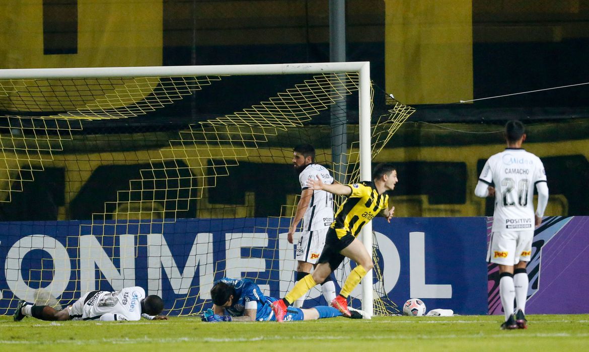 2021-05-14t005204z_836022351_hp1eh5e02engh_rtrmadp_3_soccer-sudamericana-pen-cth-report