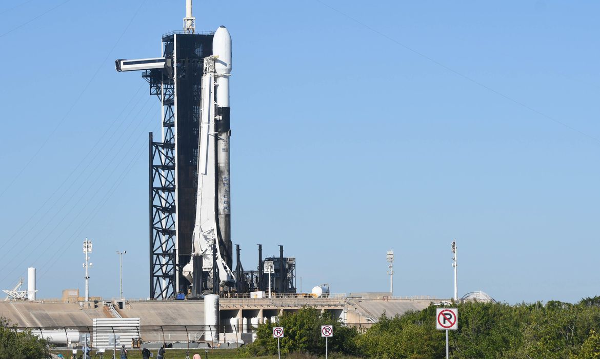 2021-12-09t034844z_358168668_mt1usatoday17323090_rtrmadp_3_a-spacex-falcon-9-rocket-sits-on-pad-39a-at-kennedy-space