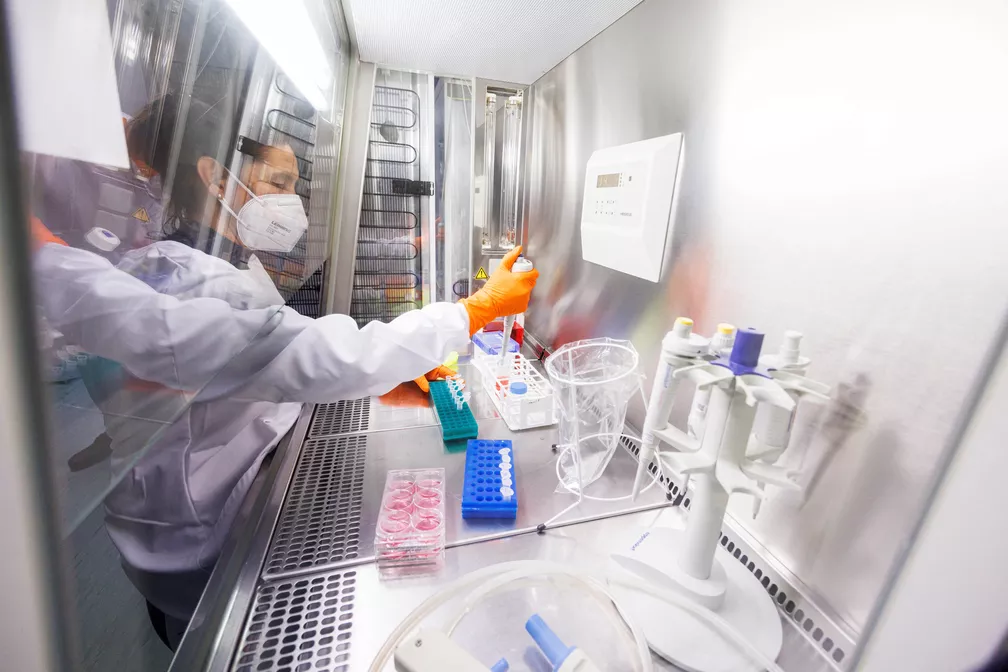 99276879-an-employee-works-on-a-vaccine-based-on-the-monkeypox-vaccine-that-has-already-been-develop