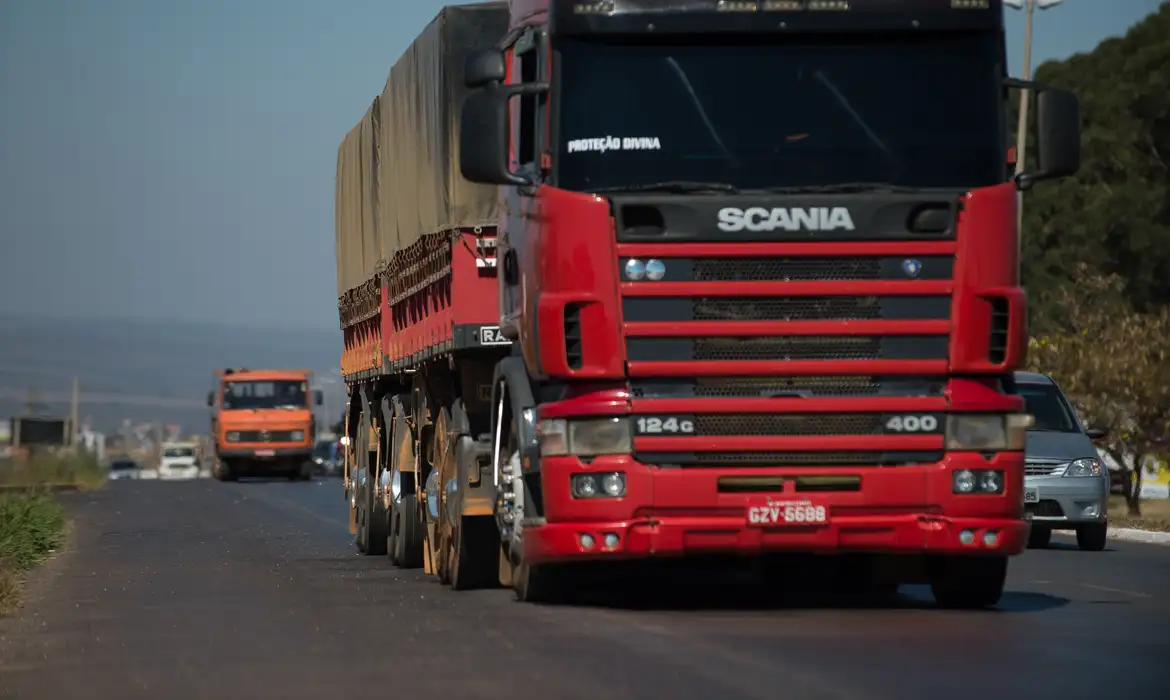 caminhoes_transporte_de_cargas010720143046